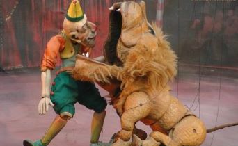 Dřevěný cirkus – loutkové divadlo Karromato