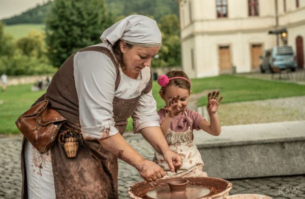 LIDOVÁ ŘEMESLA A DÍLNIČKY NA ZÁMKU